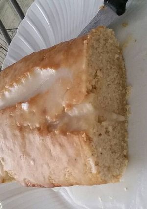 Una foto de Bizcocho vegano de limón con glaseado