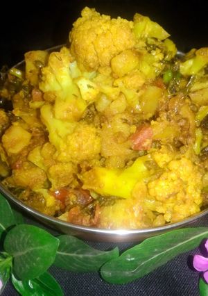 गोभी मटर आलू सब्ज़ी (gobi matar aloo sabzi recipe in Hindi) रेसिपी मुख्य फोटो