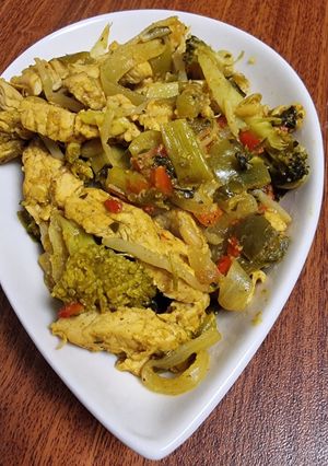 Una foto de Wok de verduras con pollo al curry (para enfermos renales)