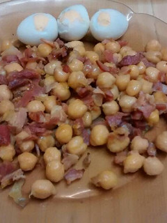 Una foto de Garbanzos con bacon