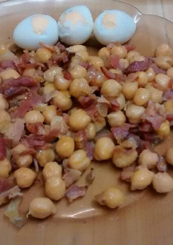 Una foto de Garbanzos con bacon 