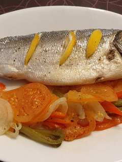 Una foto de Lubina al Papillote con verduras