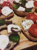 Frise con impasto semintegrale alle alici, capperi e olive verdi