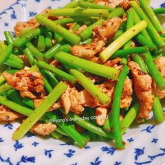 A picture of Stir fried chicken with garlic shoots 川味蒜苔炒肉.