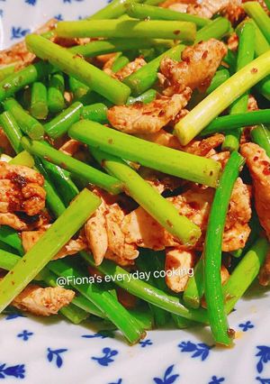 A picture of Stir fried chicken with garlic shoots 川味蒜苔炒肉.
