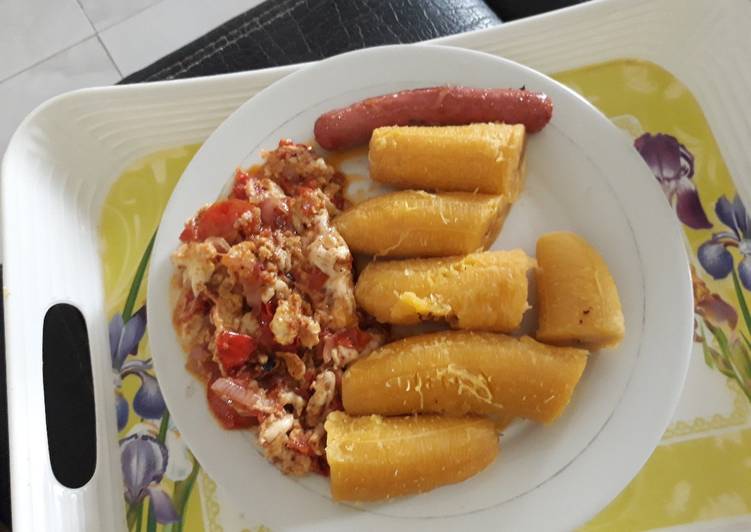 Recipe of Awsome Boiled plantain with egg sauce and sausage | This is Recipe So Satisfying You Must Undertake Now !!