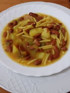 Una foto de Papas, judías y fideos