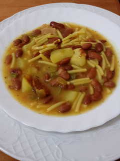 Una foto de Papas, judías y fideos