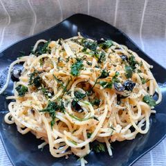 A picture of Jain Linguine pasta with herbs.