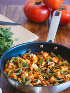 Una foto de Tofu con judías verdes y champiñones en salsa de tomate