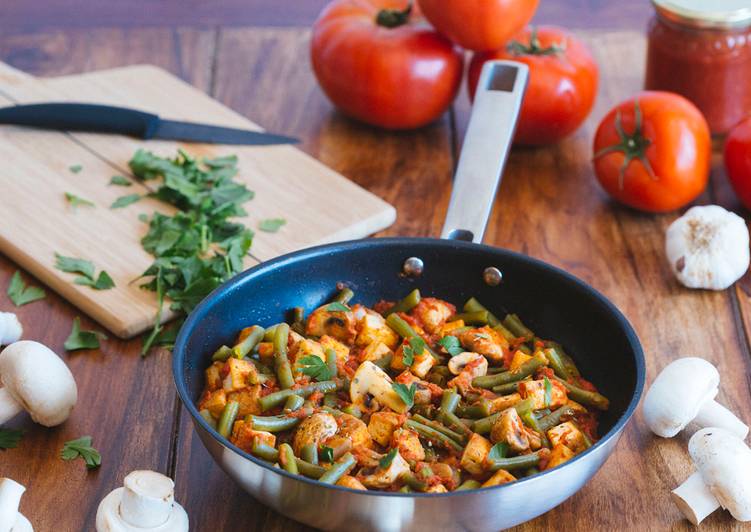 Tofu con judías verdes y champiñones en salsa de tomate