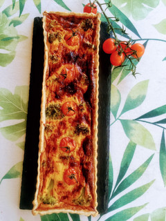 Foto principal de Tarta de brócoli, cherrys y queso Idiazábal con base de espelta