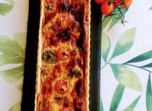 Una foto de Tarta de brócoli, cherrys y queso Idiazábal con base de espelta