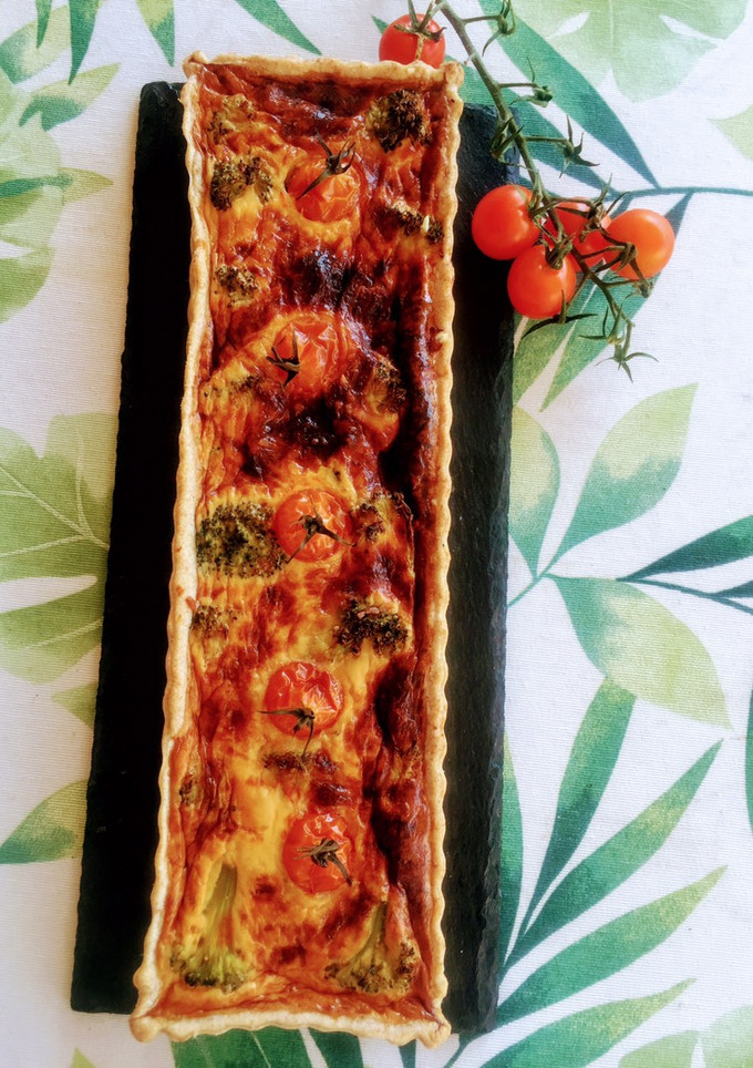 Una foto de Tarta de brócoli, cherrys y queso Idiazábal con base de espelta