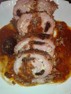 Una foto de Lomo ibérico relleno de queso azul beicon y ciruelas