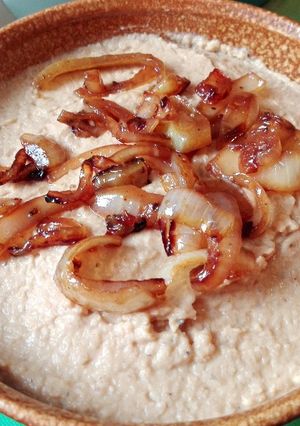 Una foto de Hummus de Cebollas Caramelizadas