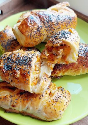 O poză a rețetei Rulouri din foietaj cu carne tocată și mozarella.