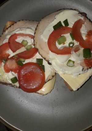 A picture of Easy open toasted chicken sambo.