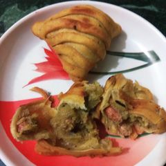 A picture of Layred samosa.