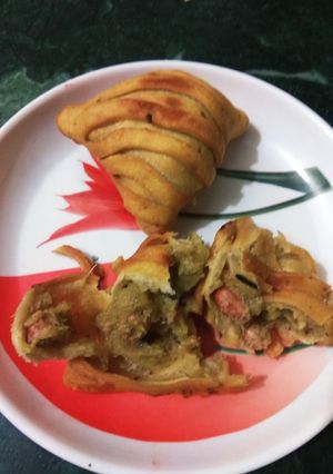 A picture of Layred samosa.