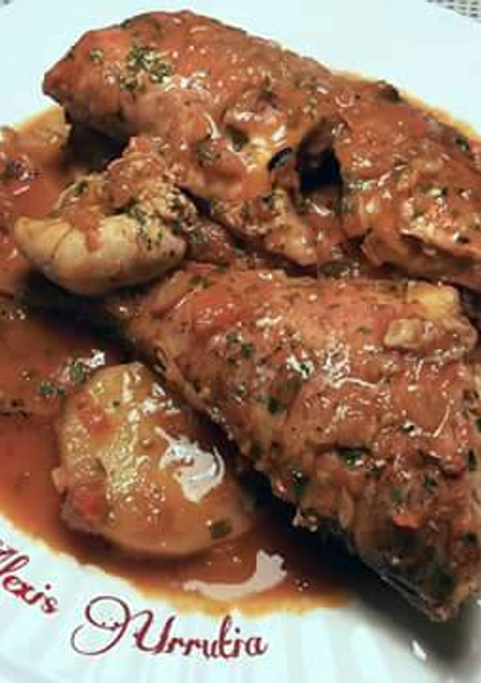 Una foto de Cazuela de salmonetes con patatas en salsa de azafrán