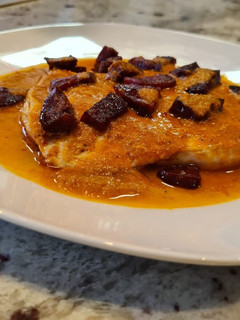 Una foto de Pechuga de pollo en salsa de chorizo