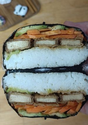 Une photo de 🥢 Onigirazu veggie