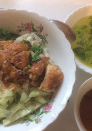Hình của món Phở gà trộn.