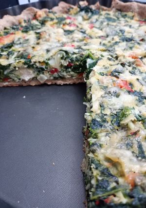 Una foto de Tarta de espinaca y pollo con masa integral casera