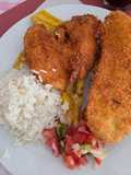 Pollo Katsu con Tajadas de Plátano, Arroz y Pico de Gallo