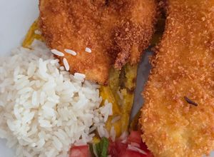 Foto principal de Pollo Katsu con Tajadas de Plátano, Arroz y Pico de Gallo