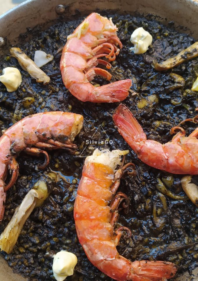 Una foto de Arroz negro con gambas, calamar, y sepia