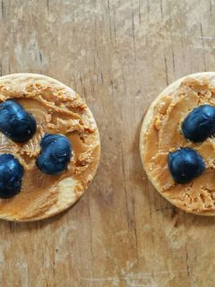 Una foto de Galletas con mantequilla de cacahuete y arándanos