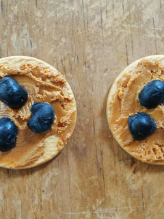 Una foto de Galletas con mantequilla de cacahuete y arándanos