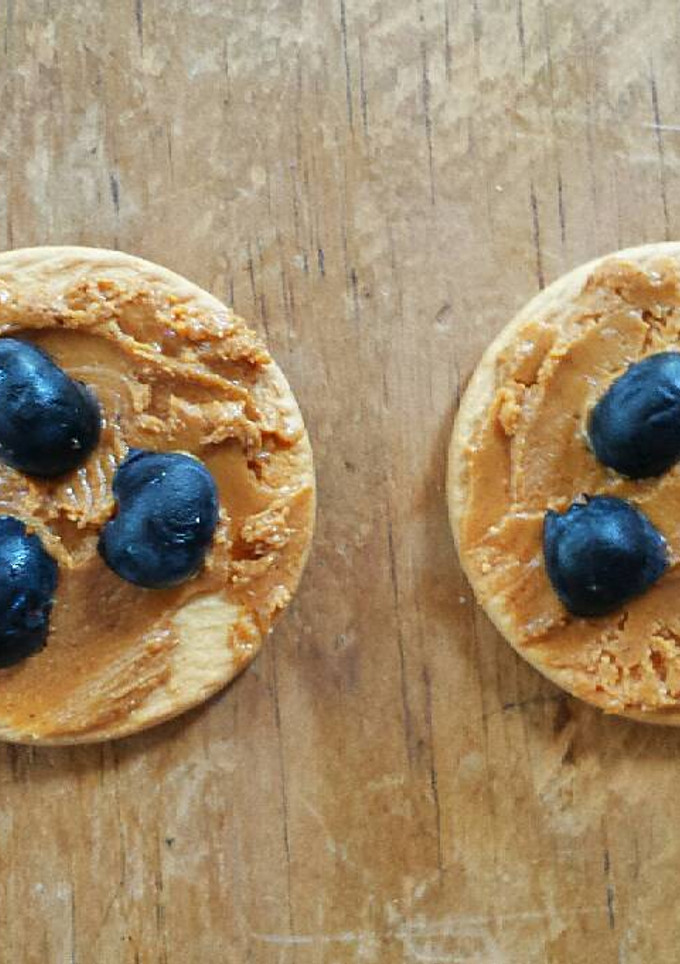 Una foto de Galletas con mantequilla de cacahuete y arándanos