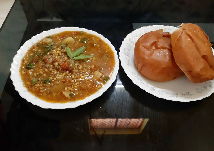 Mix sprouts Misal Pav