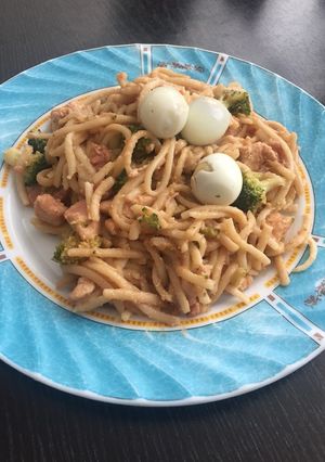Una foto de Pasta con pollo, brócoli y chorizos