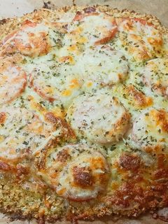 Una foto de Pizza serrana en base de coliflor y avena🍕