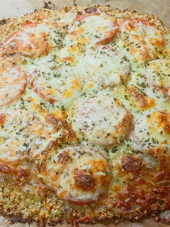 Una foto de Pizza serrana en base de coliflor y avena🍕