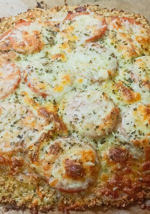 Una foto de Pizza serrana en base de coliflor y avena🍕