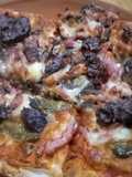 Pizza botifarró mallorquí amb beicon i formatge