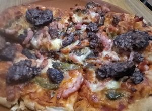 Una foto de Pizza botifarró mallorquí amb beicon i formatge