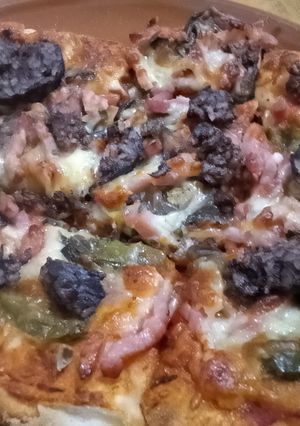 Una foto de Pizza botifarró mallorquí amb beicon i formatge