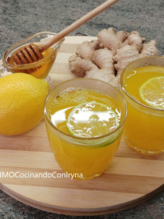 Una foto de Bebida caliente con jengibre y cúrcuma
