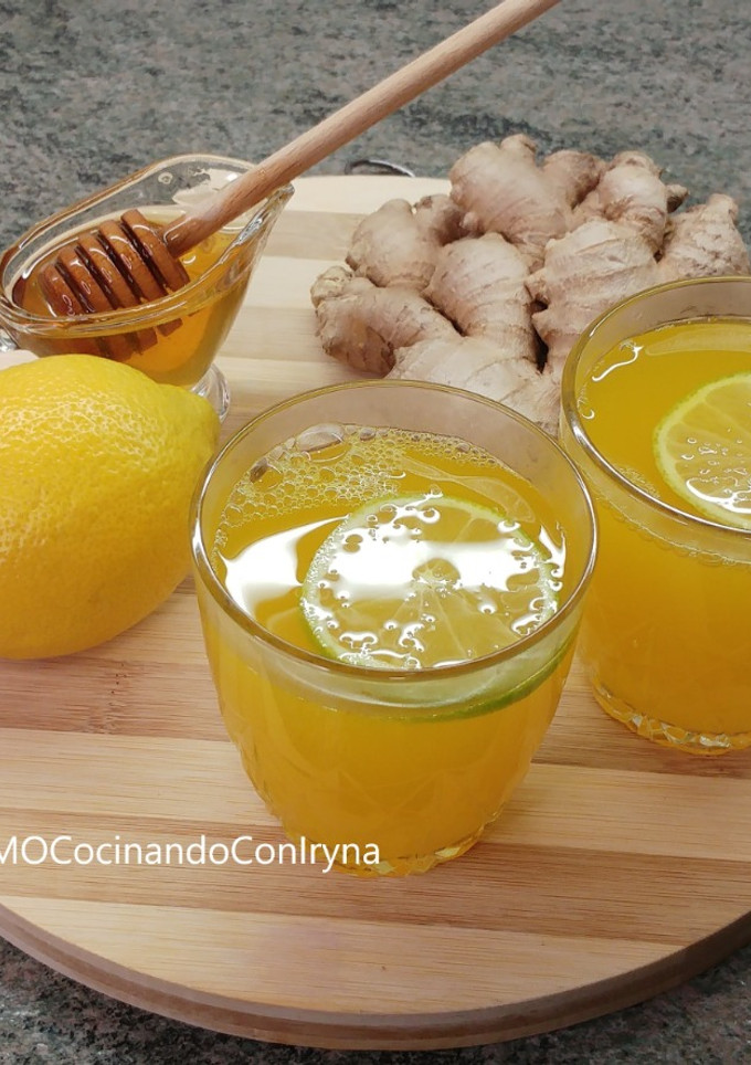 Una foto de Bebida caliente con jengibre y cúrcuma