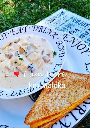 A picture of Creamy chicken mushrooms soup.