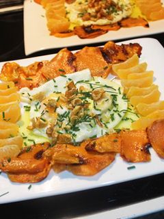 Una foto de Huevos fritos con boniato picante y mandarina