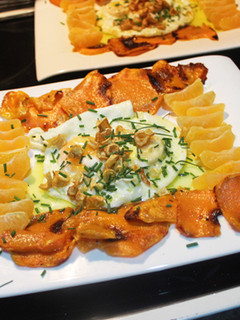 Una foto de Huevos fritos con boniato picante y mandarina