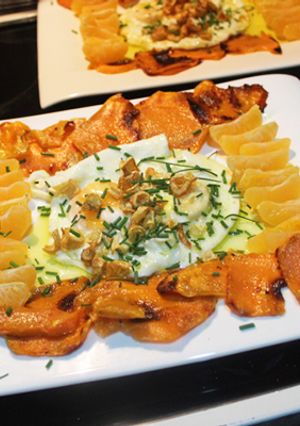 Foto principal de Huevos fritos con boniato picante y mandarina