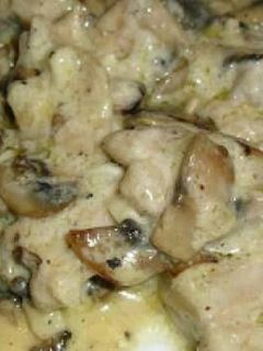 Una foto de Pollo en crema con hongos